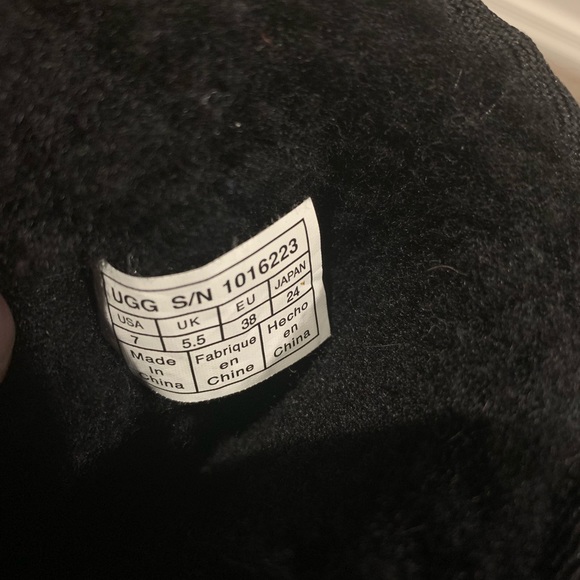 Ugg Classic Short Boot Black Size 7. - Picture 5 of 6